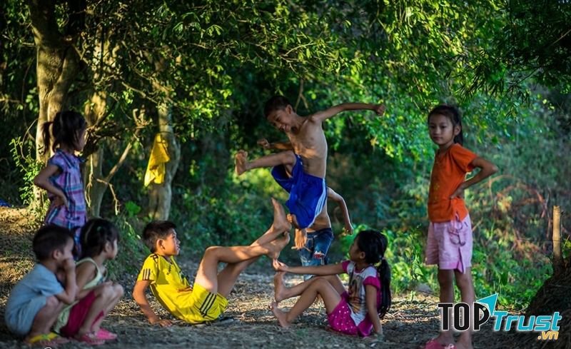 Nói chuyện thị phi, đùa giỡn trong cảnh thiền môn