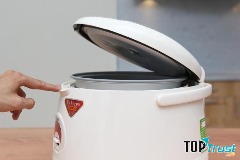 Nồi cơm nắp gài Cuckoo CR-1021 đến từ thương hiệu gia dụng nổi tiếng hàng đầu Hàn Quốc, mẫu mã đơn giản, hiện đại, nấu cơm thơm ngon, tiện dụng.