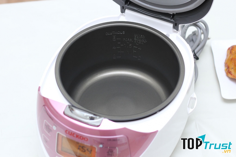 Ruột nồi làm bằng gang, nồi có dung tích 1 lít phù hợp với gia đình 2 - 4 người ăn