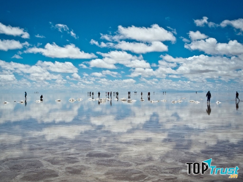 Cánh đồng muối Salar de Uyuni là một trong những địa điểm thu hút khách du lịch nhất mỗi khi đến với đất nước Bolivia xinh đẹp.