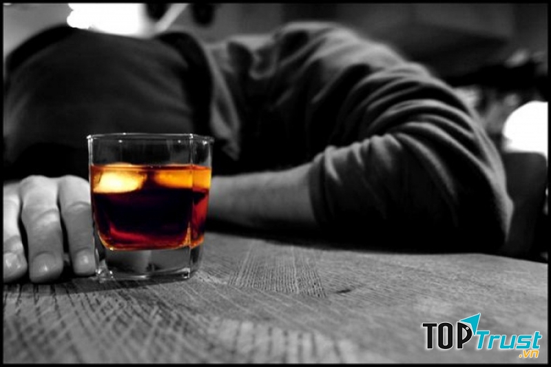 Nói lời ngông cuồng, xằng bậy khi say rượu, lúc tỉnh sẽ hối hận
