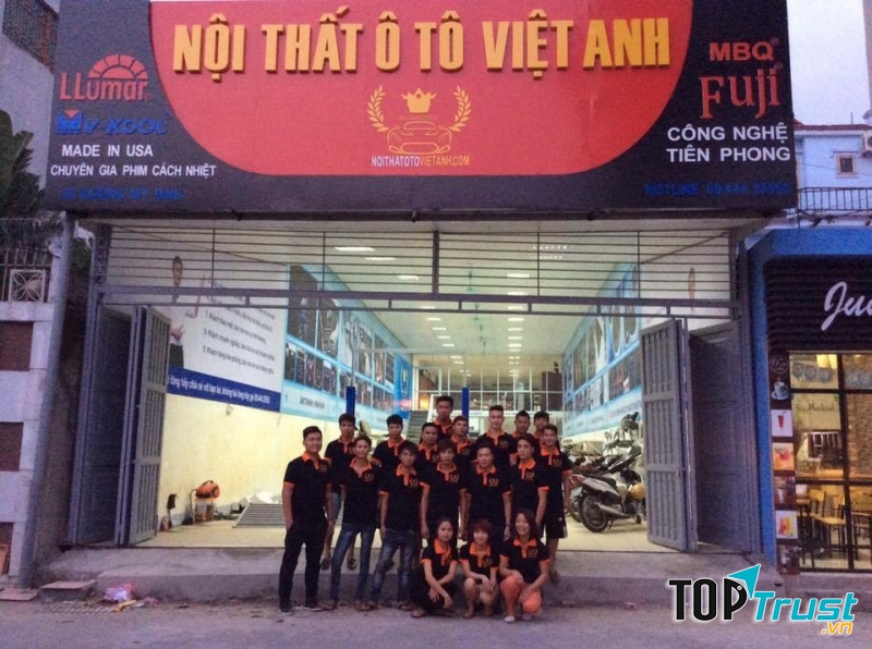 Đội ngũ nhân viên, kỹ thuật viên của nội thất ô tô Việt Anh