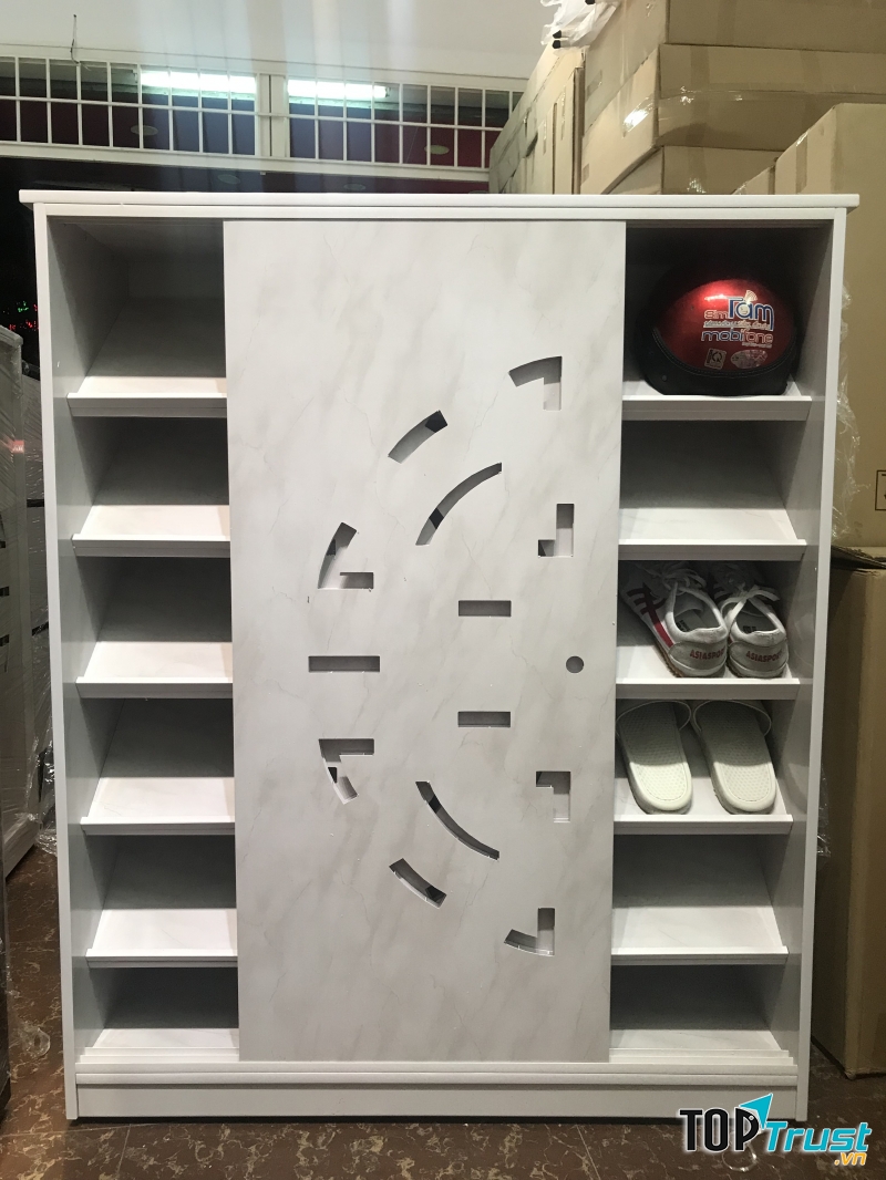 Cánh tủ nhiều ngăn và có lỗ thông hơi thông thoáng