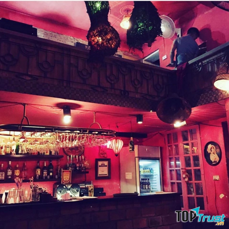 Quán mang lại một ánh nhìn khá cổ kính và an yên