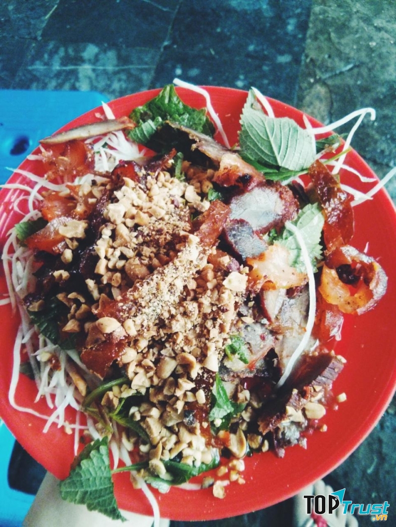 Vừa ngắm nhìn hồ Hoàn Kiếm, vừa thưởng thức món nộm bò khô thì thật là tuyệt vời (Nguồn: Sưu tầm)