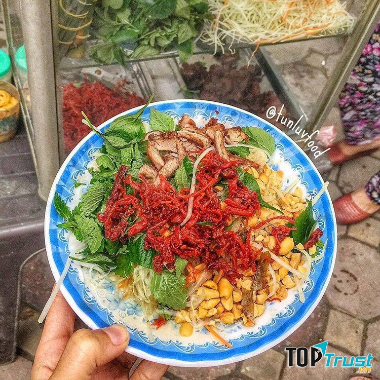 Nộm bò khô thêm bì phố Tôn Thất Tùng