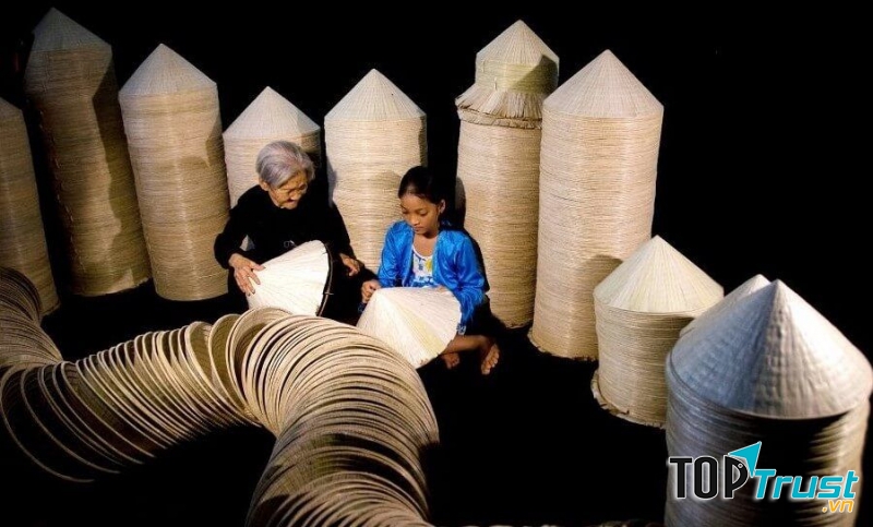 Nón Huế, dưới bàn tay tinh tế của người thợ làm nón