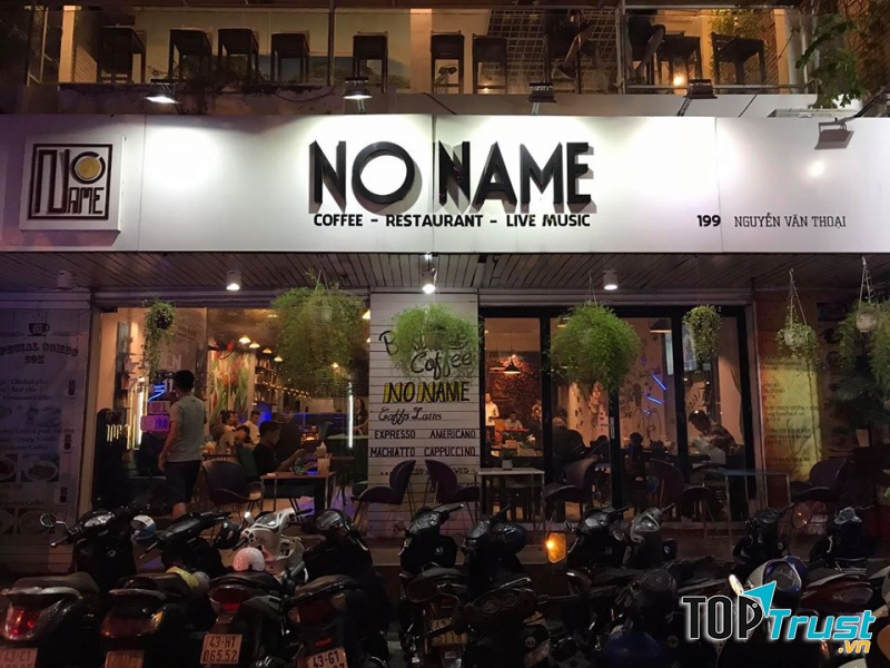 Quán nhìn từ bên ngoài vào.