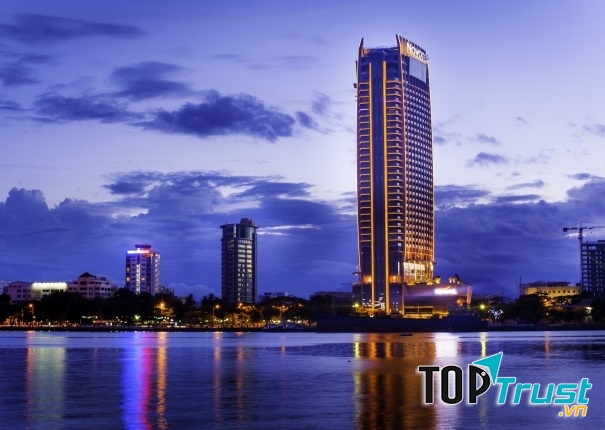 Tọa lạc ngay trung tâm thành phố Đà Nẵng, sát bên dòng sông Hàn thơ mộng và xinh đẹp