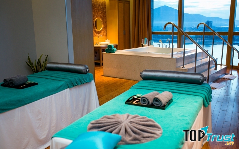 Hệ thống phòng ốc ở đây được đánh giá rất cao với 37 tầng và 323 phòng thế hệ mới, 3 tầng thương mại