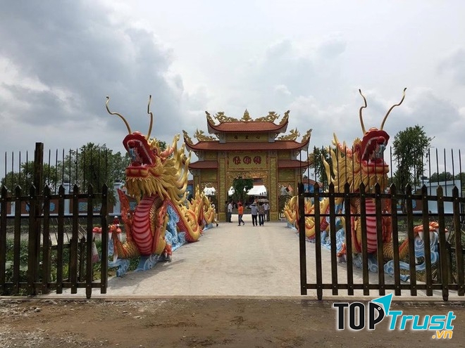 Nhiều người định giá nhà thờ Tổ của Hoài Linh khoảng hơn 100 tỉ đồng.