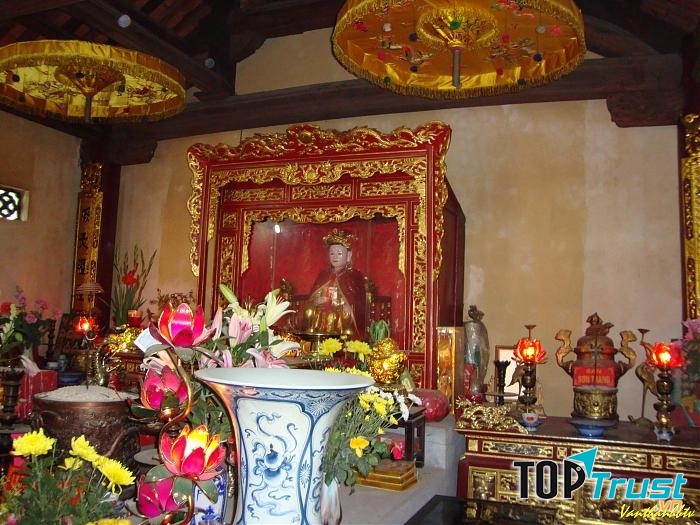 Tượng thờ Lý Chiêu Hoàng tại đền Rồng - Từ Sơn - Bắc Ninh