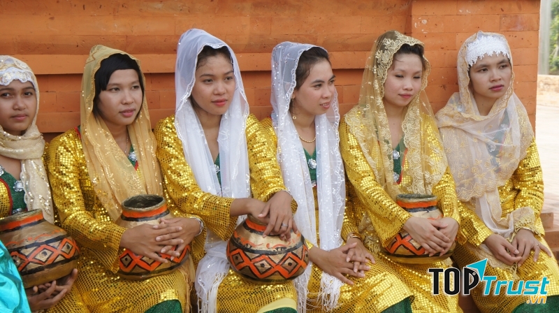 Những cô gái chăm thu hút với bộ trang phục ánh vàng