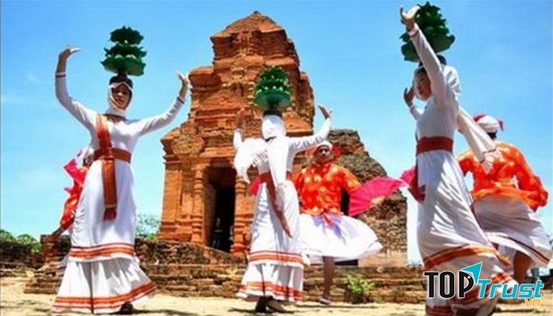 Những điệu múa uyển chuyển hơn với áo dài truyền thống