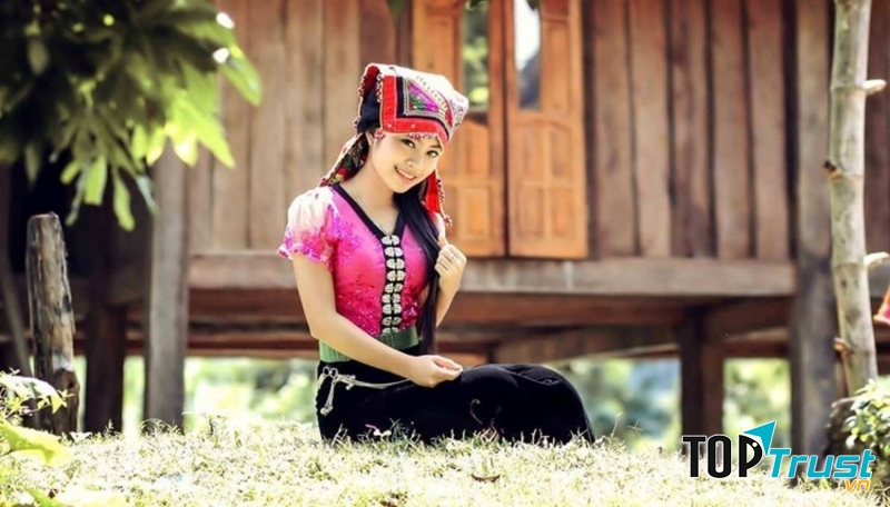 Cô gái với bộ trang phục truyền thống của người Thái duyên dáng bên nhà sàn