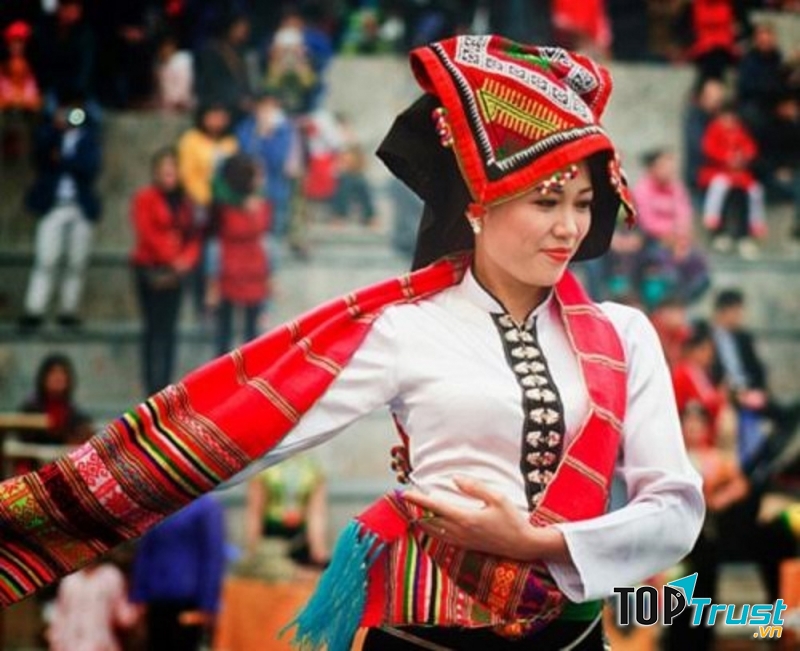 Bộ trang phục và điệu múa lăm-tơi truyền thống