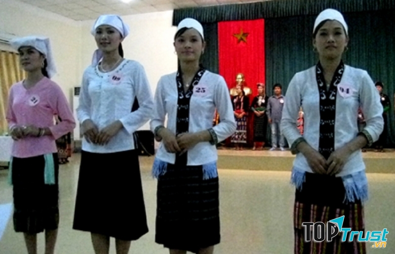 Trang phục dân tộc thổ khá nhẹ nhàng