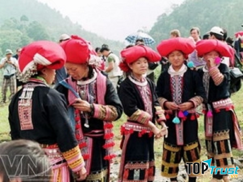 Phụ nữ Dao đỏ đội khăn màu đỏ