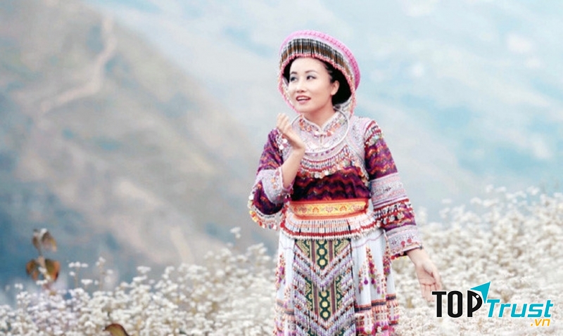 Trang phục rất cầu kì và nổi bật