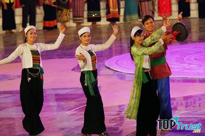 Trang phục Mường thanh thoát trong lễ hội