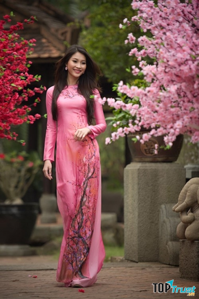 Bộ áo dài truyền thống nhẹ nhàng trong sắc xuân.