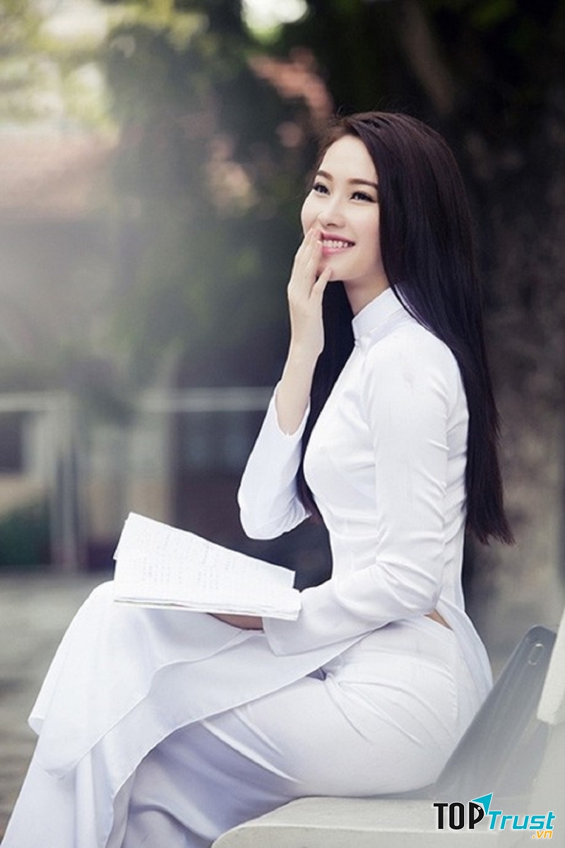 Hình ảnh nữ sinh duyên dáng trong áo dài trắng tinh khôi