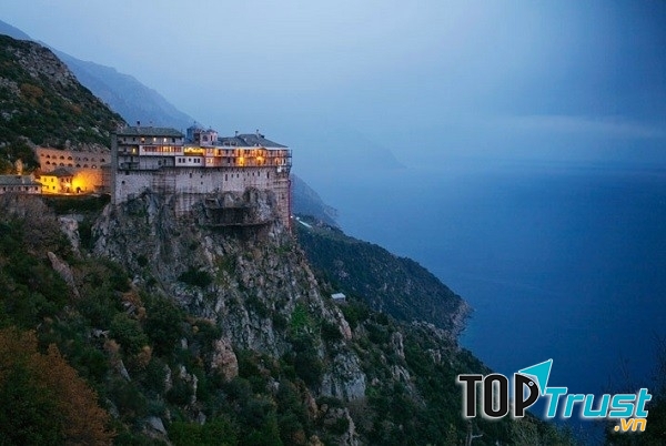 Núi Athos - địa điểm ban hành lệnh cấm với phụ nữ