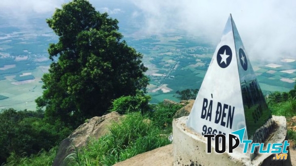 Trên đỉnh núi Bà Đen