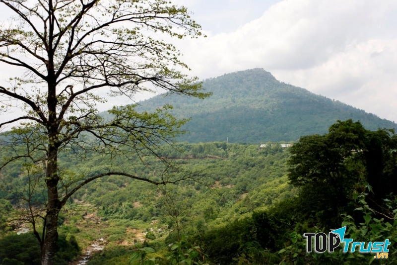 Núi Bà Rá nhìn từ xa