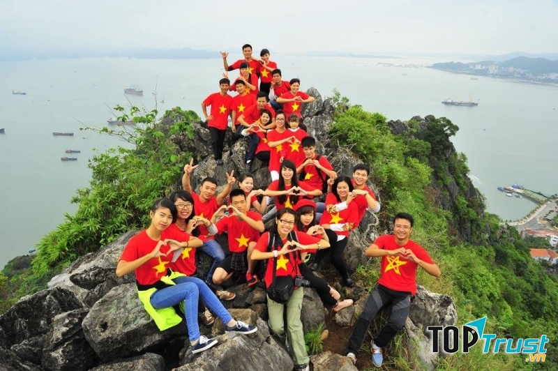 Các bạn trẻ chinh phục núi Bài Thơ