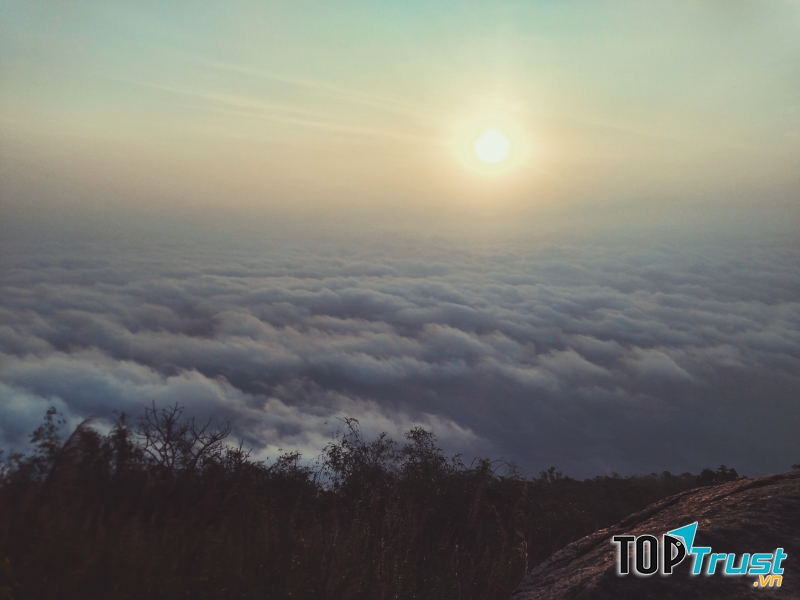 Núi Bà Đen nhìn thấy chân trời