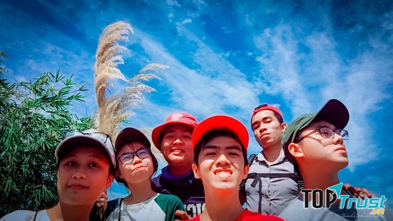 Cuối tuần thay vì ở nhà, bạn nên cùng đám bạn thân leo núi vừa rèn luyện sức khỏe, đồng thời, cùng chúng nó gắn kết thêm tình bạn nữa nhé!