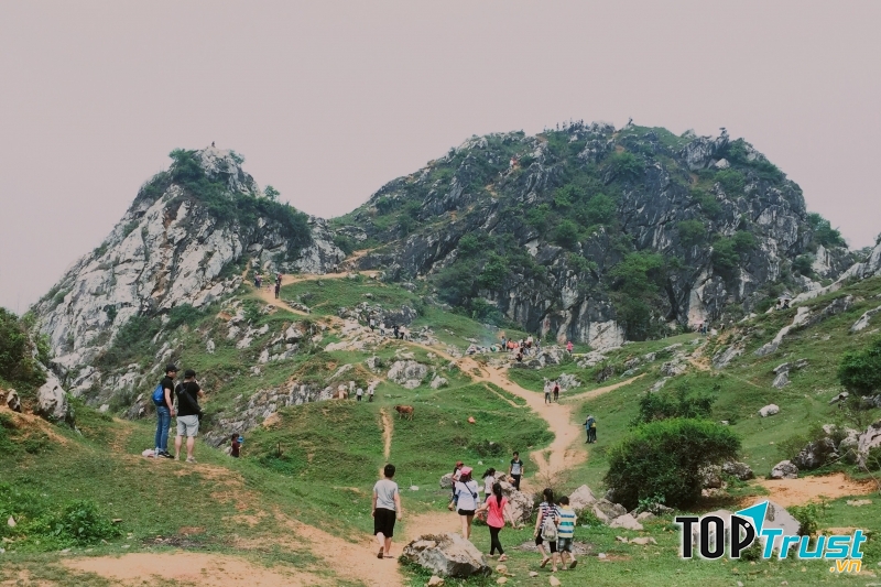 Một góc cảnh núi Trầm và những du khách tìm nơi khám phá