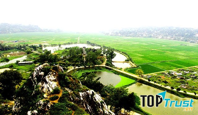 Quang cảnh xung quanh núi Trầm