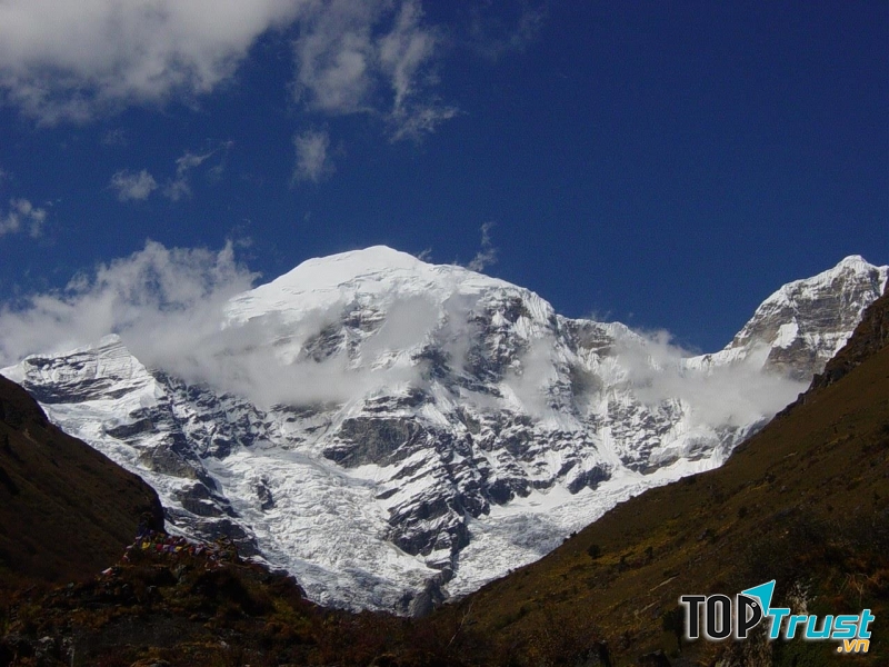 Núi Gangkhar Puensum