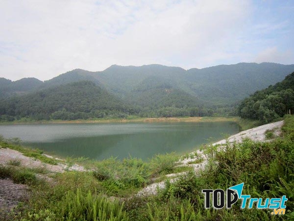 Phong cảnh thiên nhiên thơ mộng ở hồ Hàm Lợn – nóc nhà của thủ đô