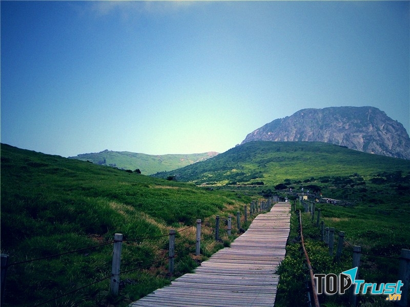 Vẻ đẹp hùng vĩ của ngọn núi