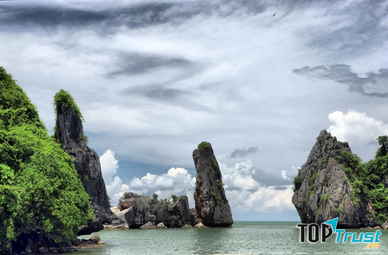 Những tảng đá nhọn nhìn như bàn chông