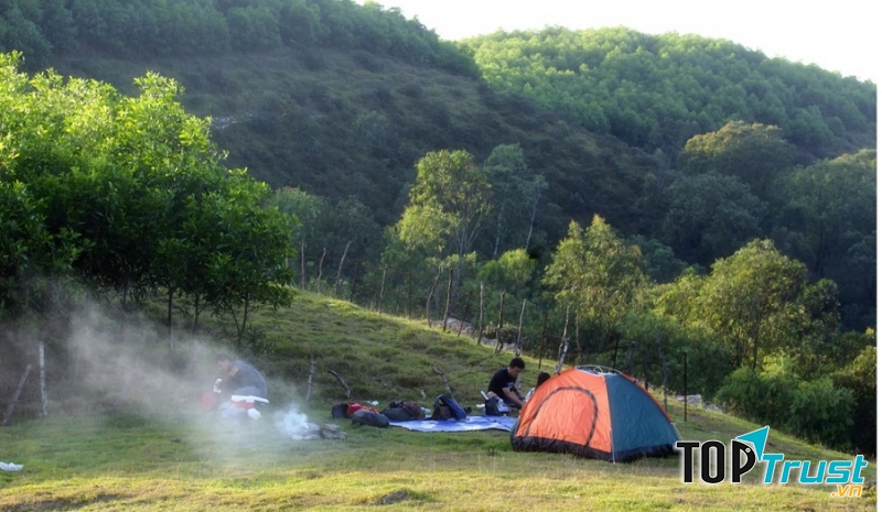 Bạn có thể cắm trại qua đêm trên núi.