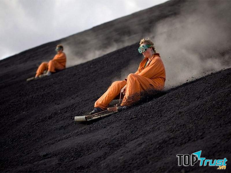 Trượt ván trên sườn núi lửa Cerro Negro