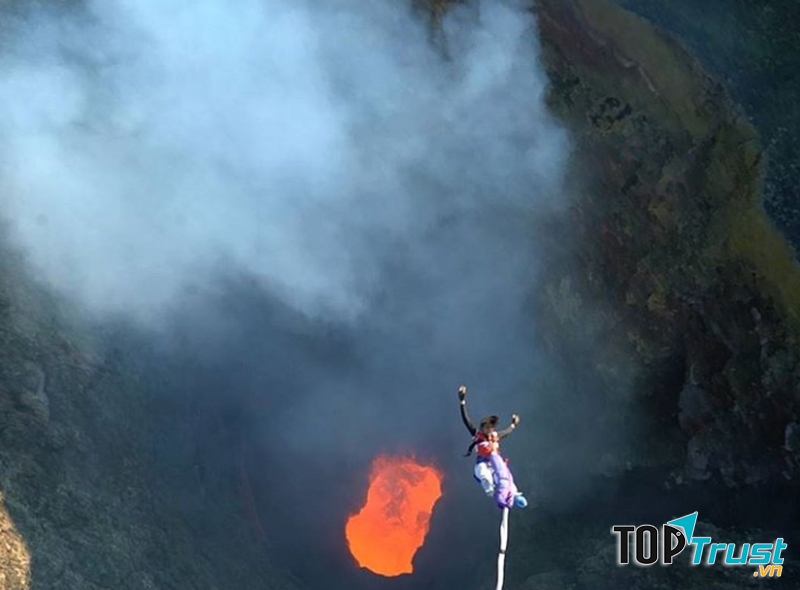 Du khách trải nghiệm cảm giác nhảy bungee trên miệng núi lửa Villarrica