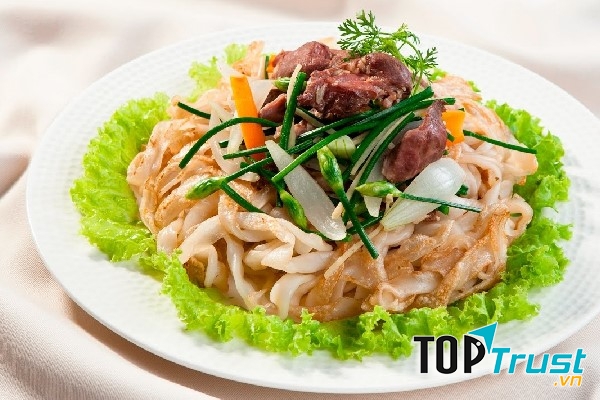 Món phở xào được bài trí đẹp mắt