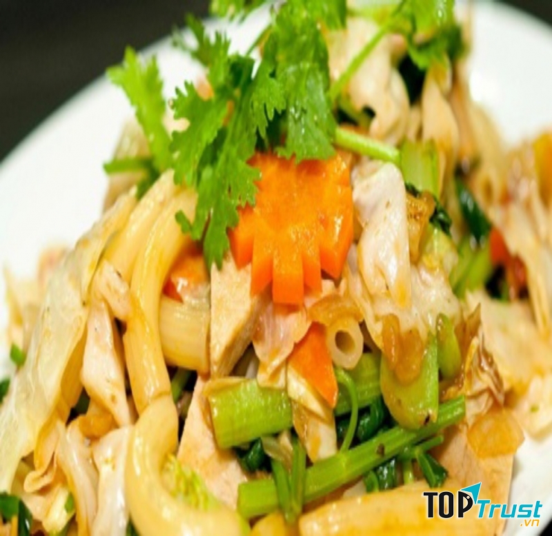 Nui xào rau củ
