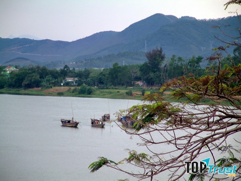 Núi Ngự bên dòng Hương giang