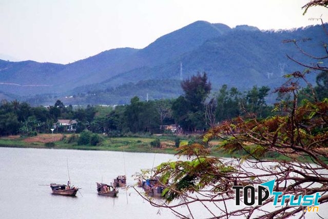 Cái đẹp ở đây đến từ sự kết hợp giữa núi và sông Hương, du khách có thể chiêm ngưỡng trọn vẹn vẻ đẹp thơ mộng có một không hai này ở Huế.