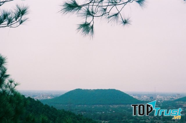 Đây là ngọn núi rất gần gũi với người dân Huế từ thời xa xưa, và có tầm quan trọng trong lịch sự của cố đô Huế.