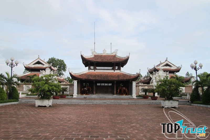 Cổng ngoài trên đỉnh Núi Quyết, tỉnh Nghệ An