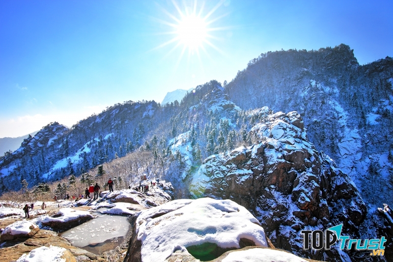 Cảnh đẹp hùng vĩ của núi Seoraksan được khoác trên mình chiếc áo tuyết trắng