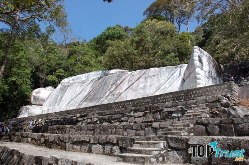 Tượng Phật nằm trên núi Tà Cú