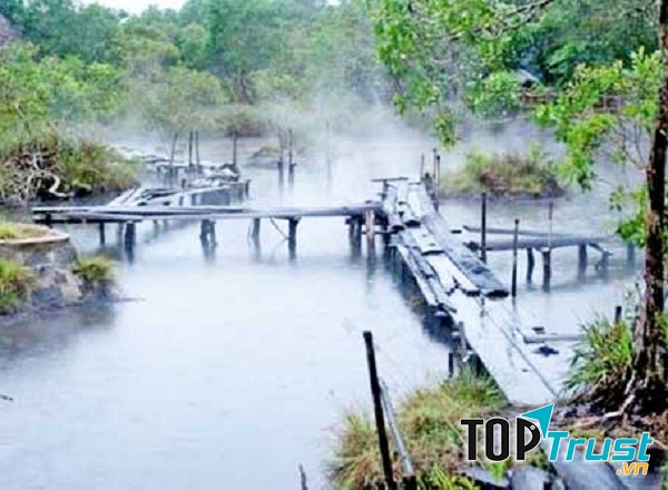 Dòng suối nhỏ hoang vắng trên lối đi của ngọn núi